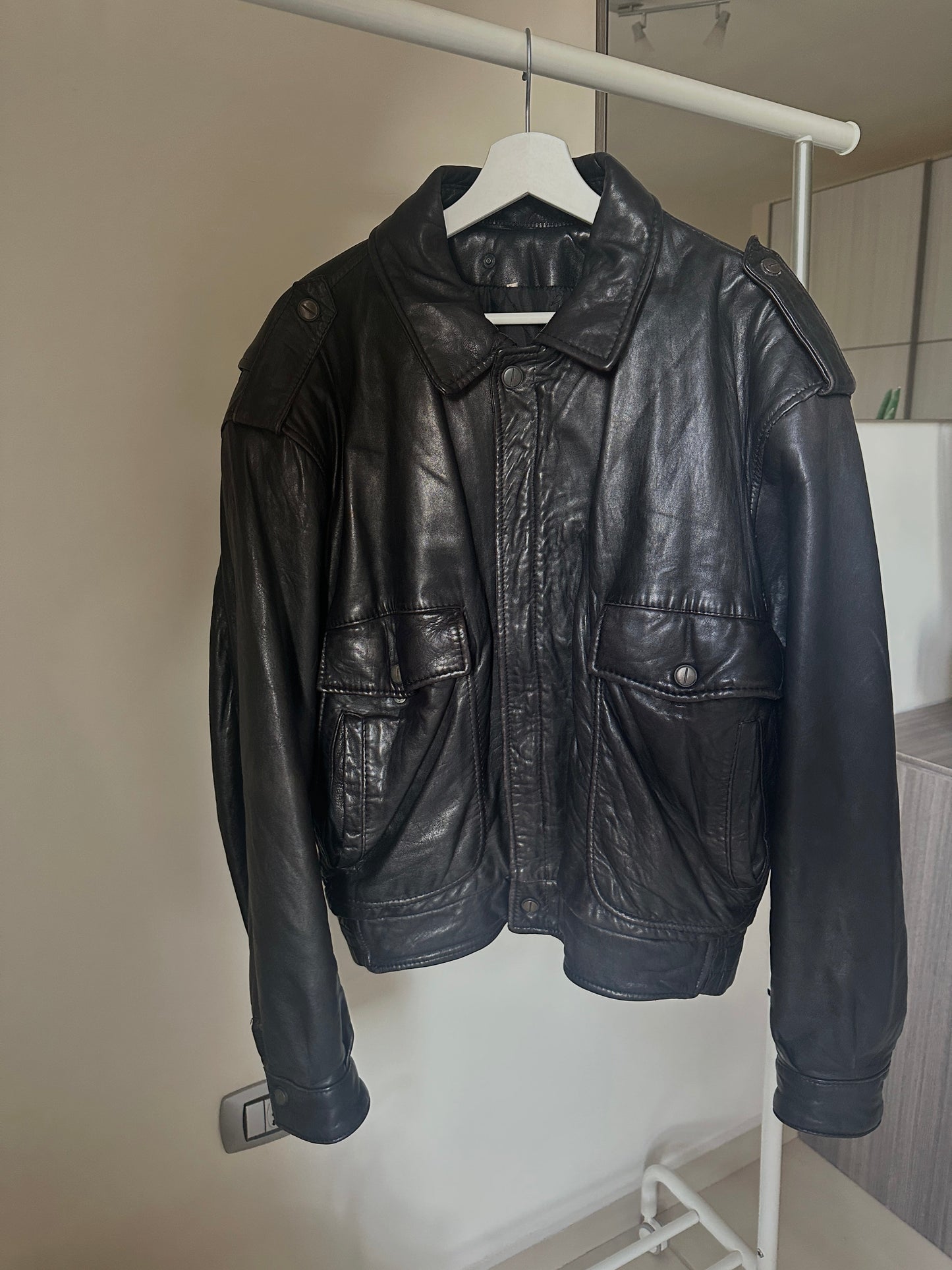 Bomber in pelle nero imbottito