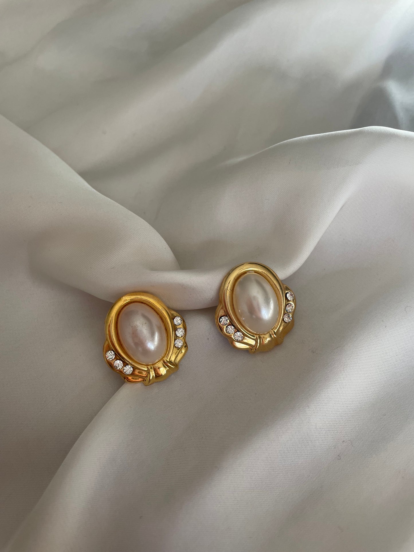 Orecchini goldtone con perla e strass