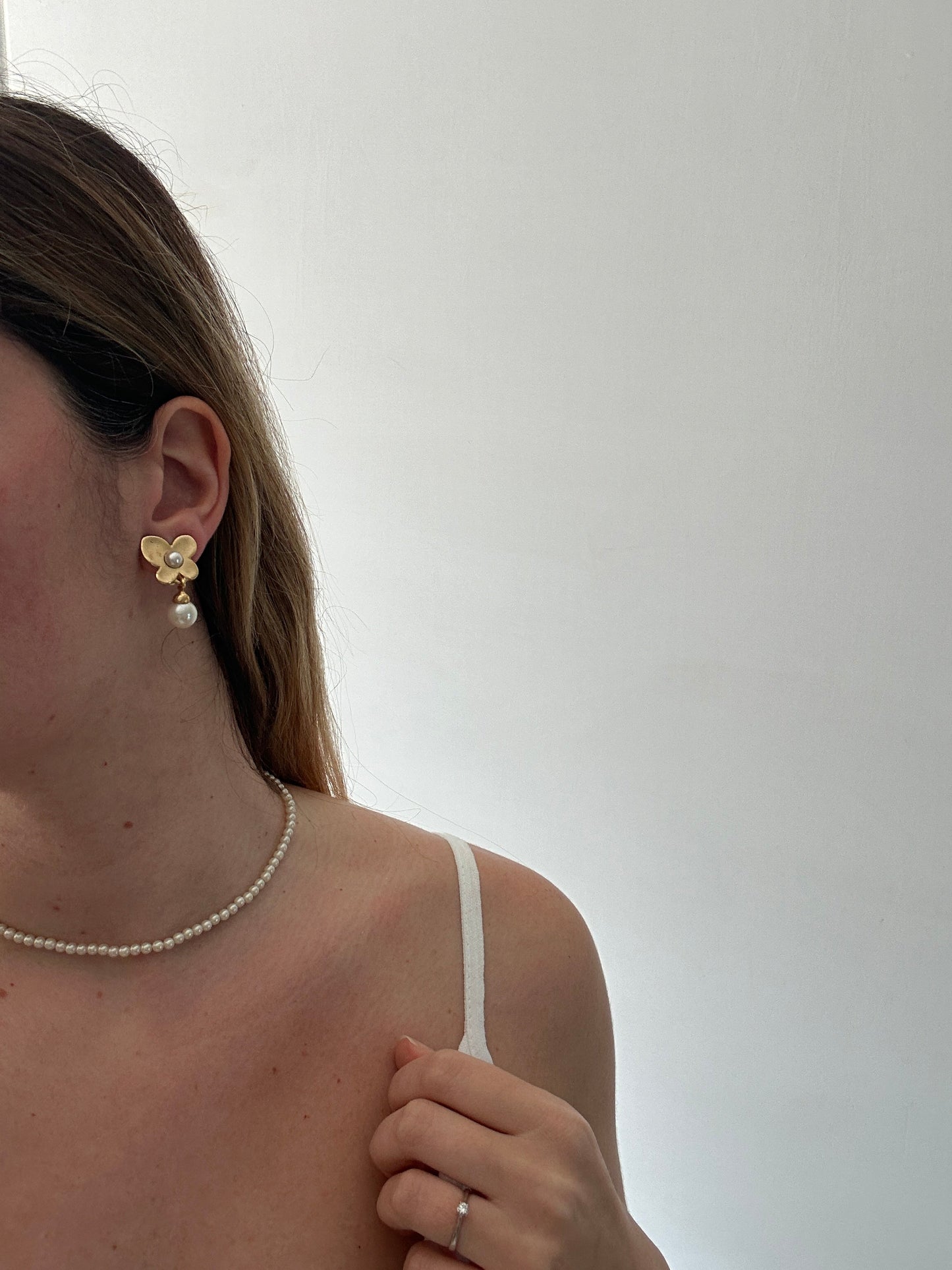 Orecchini fiore con pendente perla