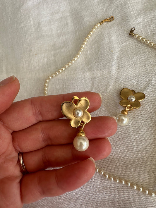 Orecchini fiore con pendente perla