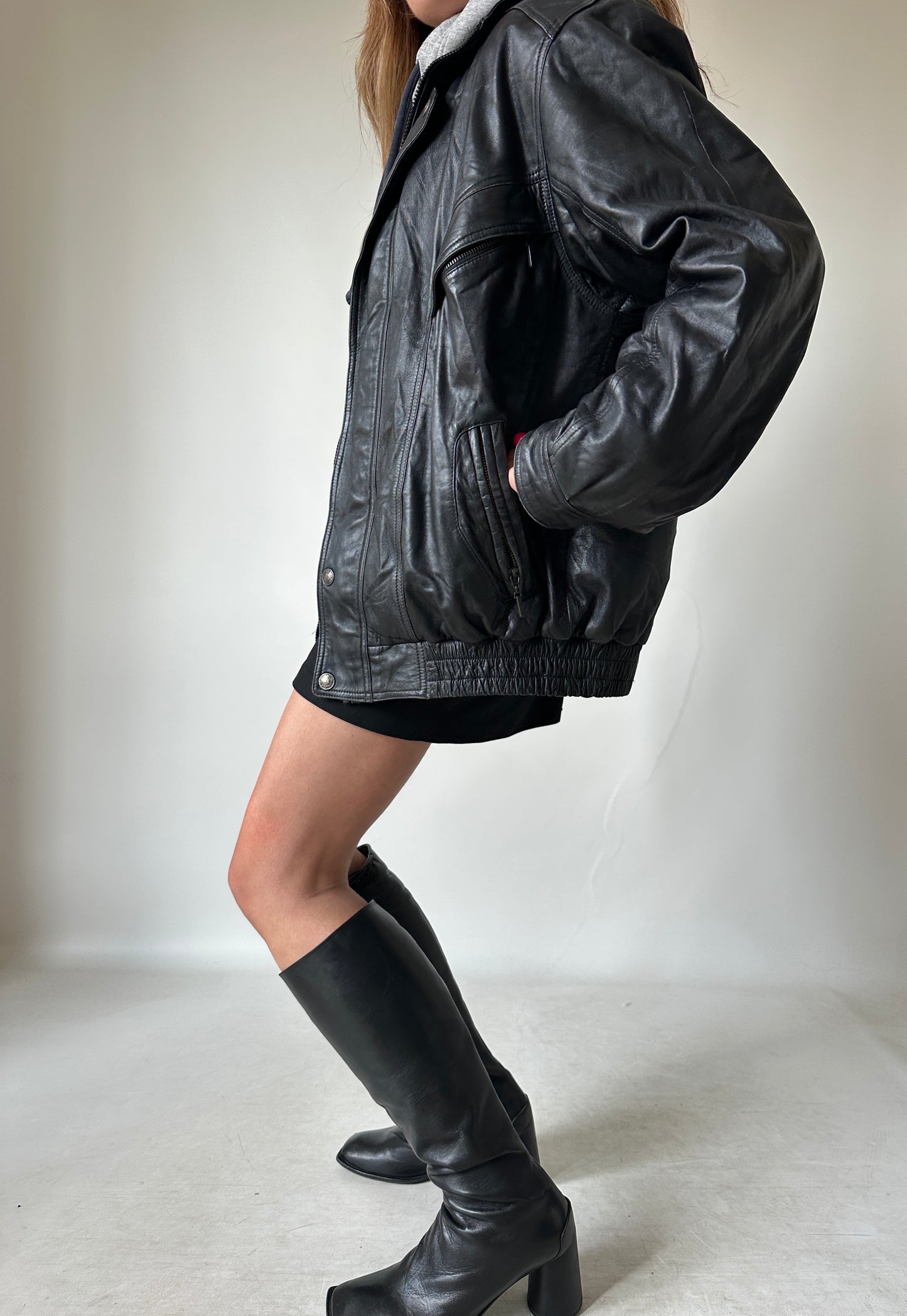 Passpartour black leather bomber
