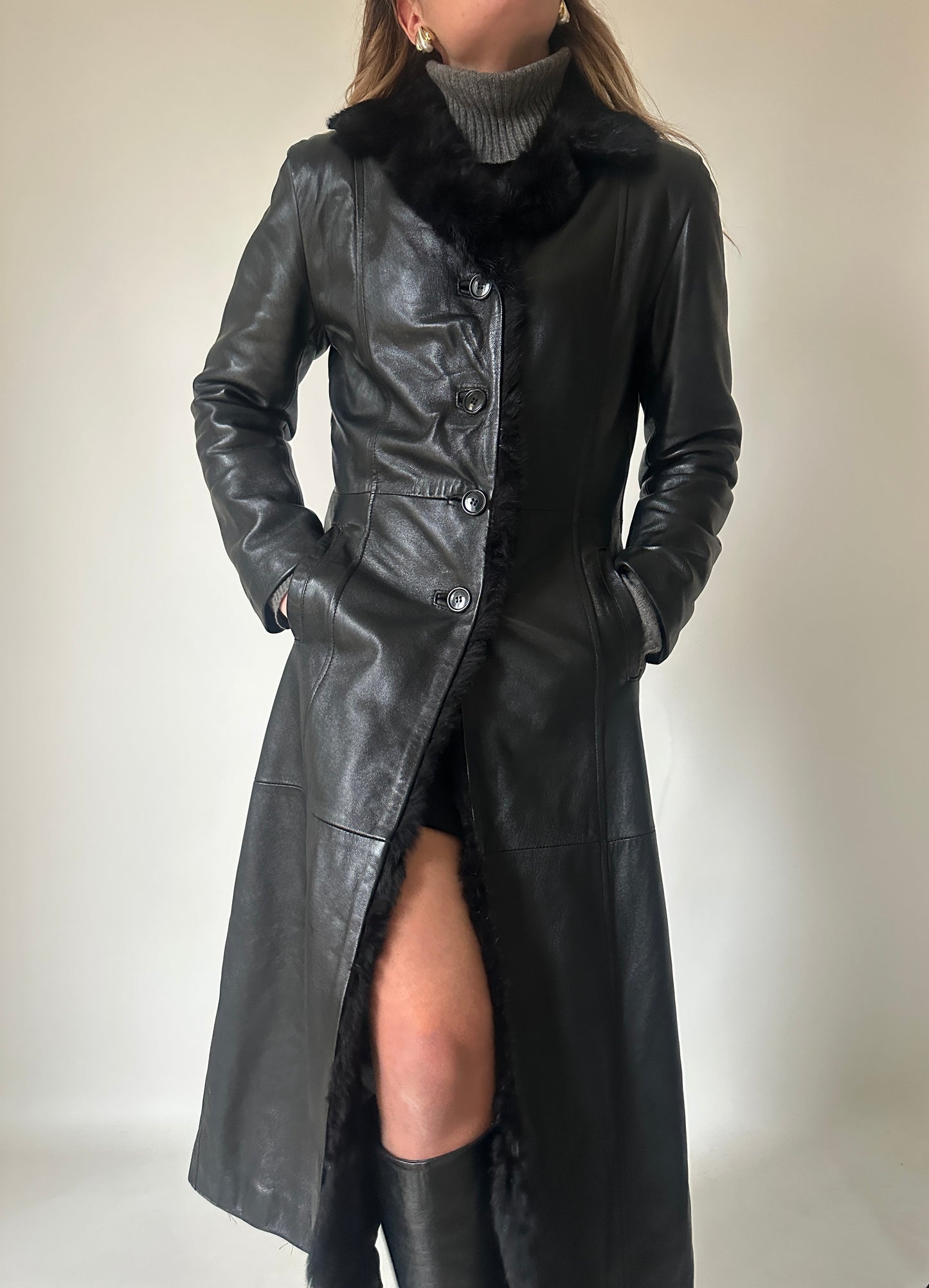 Trench lungo in pelle trapuntato