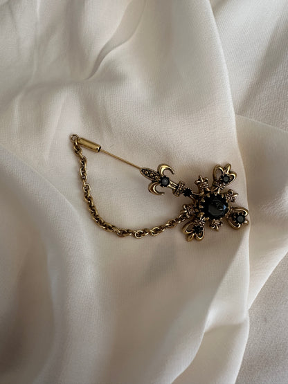 Spilla fiore con catenella