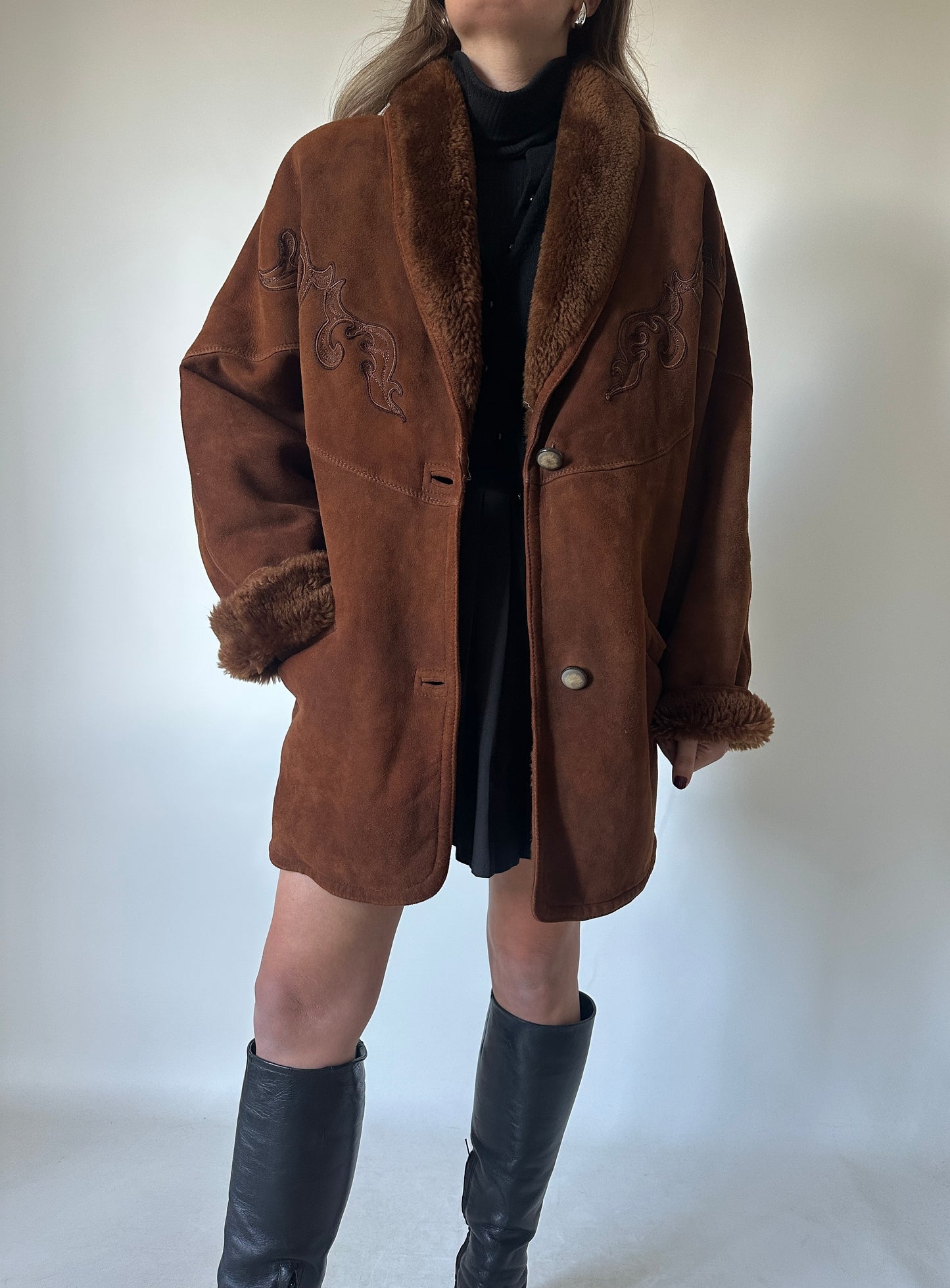 Shearling cioccolato con ricami