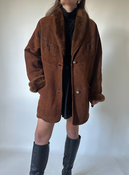 Shearling cioccolato con ricami