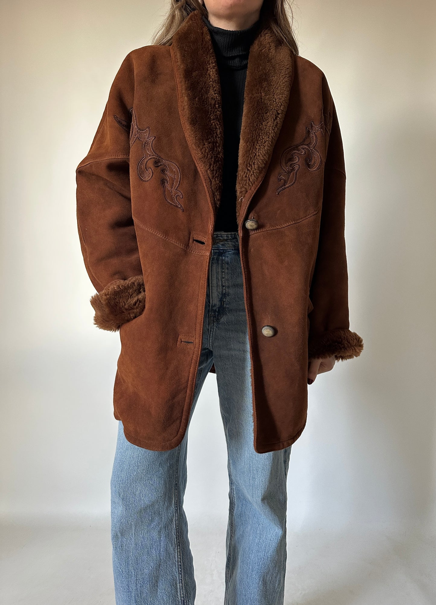 Shearling cioccolato con ricami