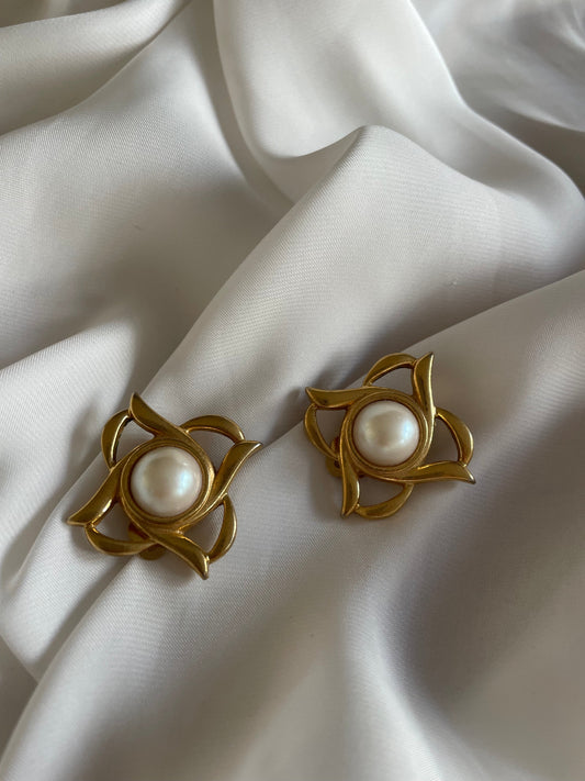 Orecchini fiore con perla