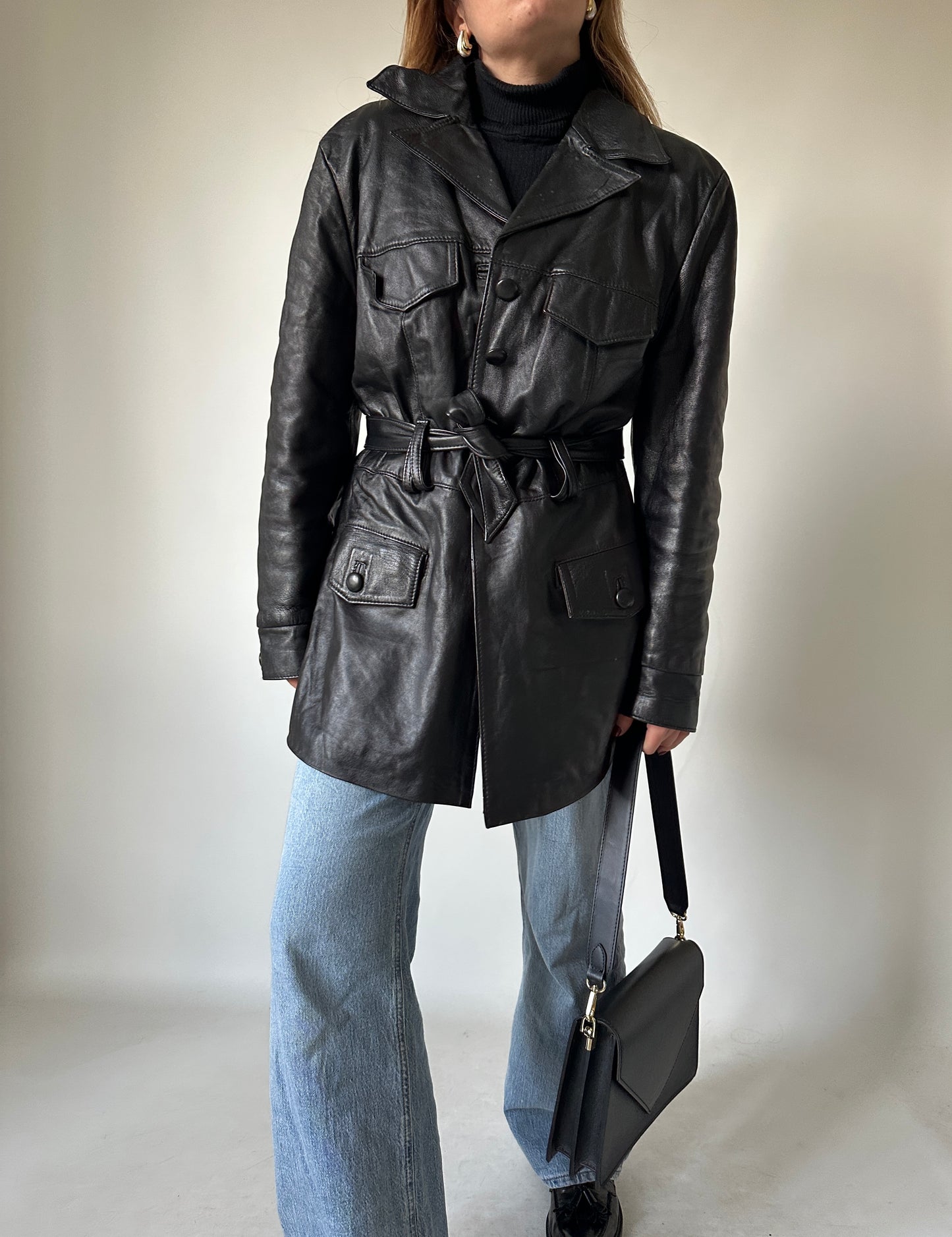 Giaccone in pelle nero con cintura