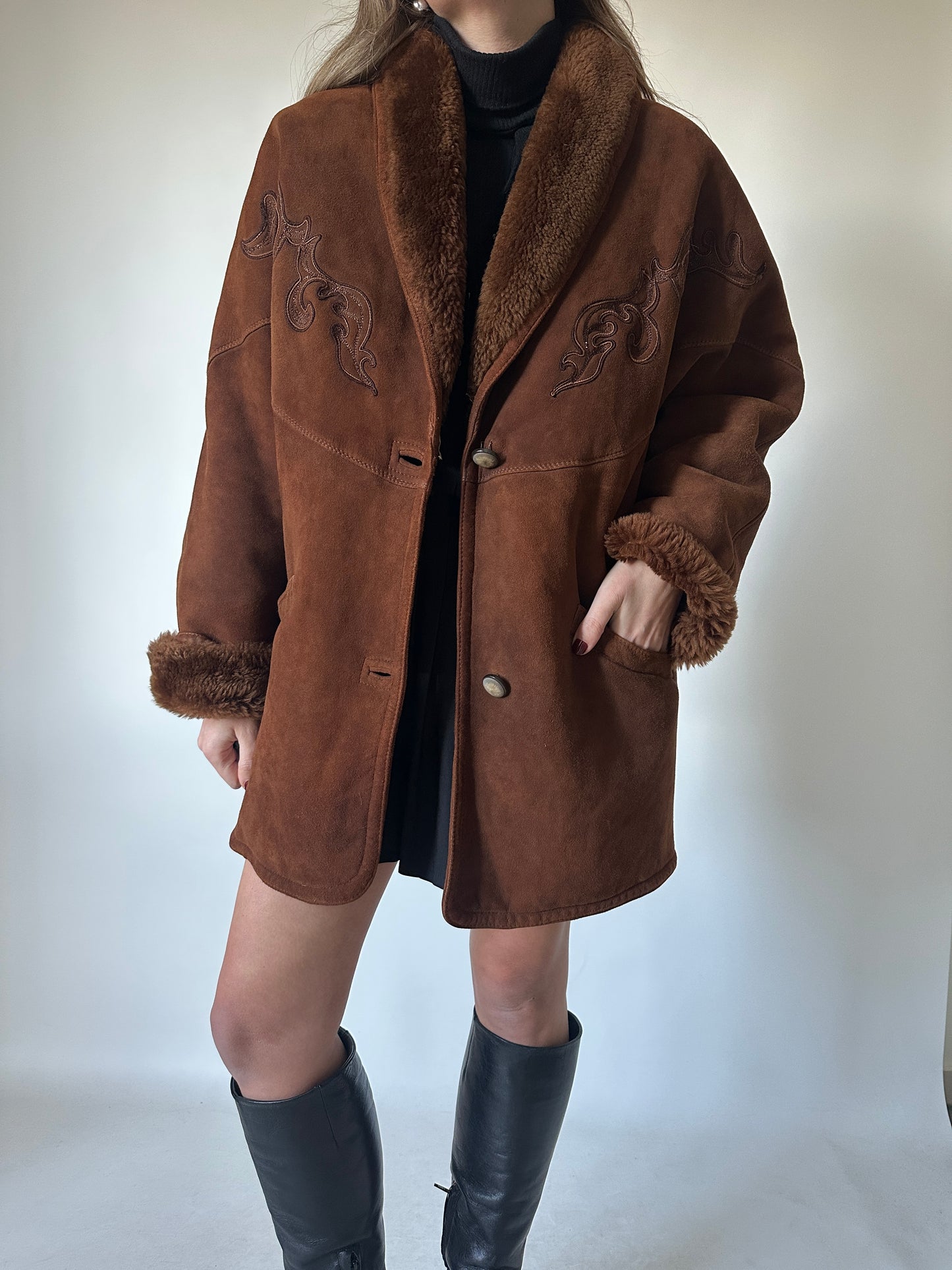 Shearling cioccolato con ricami