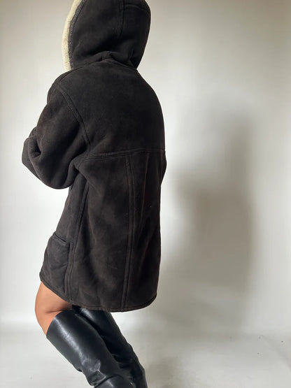 Shearling nero con cappuccio