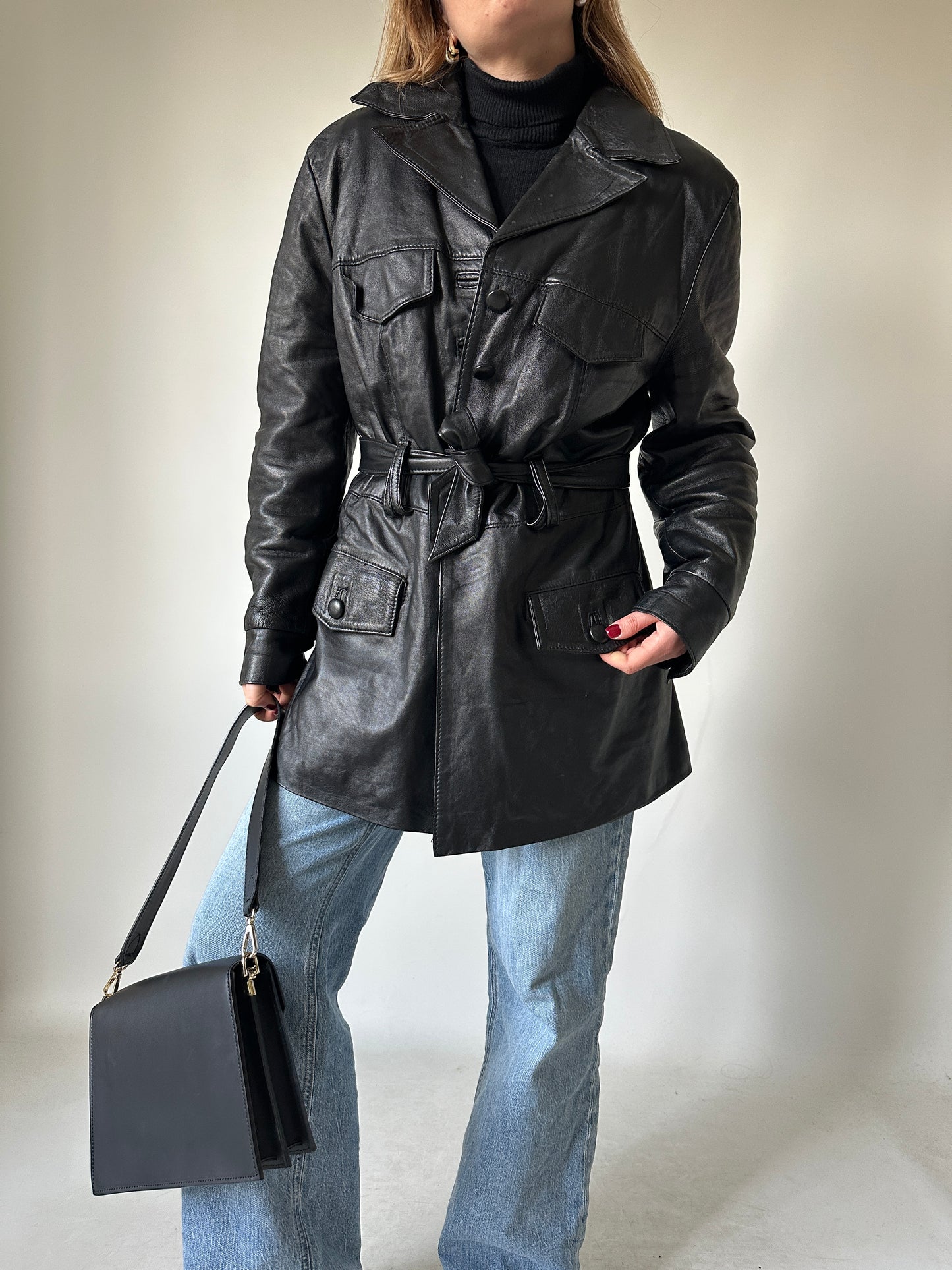 Giaccone in pelle nero con cintura