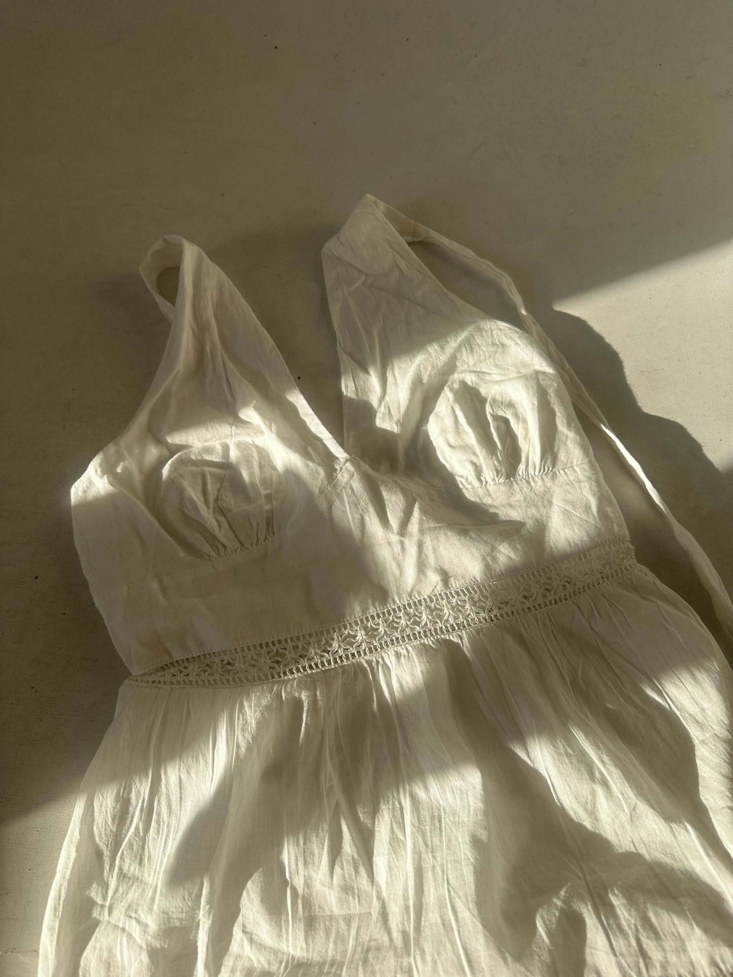 Abito bianco in cotone e ricami