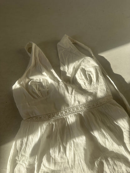 Abito bianco in cotone e ricami