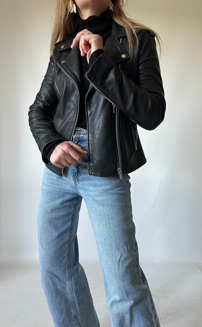 Il chiodo in pelle nera petite