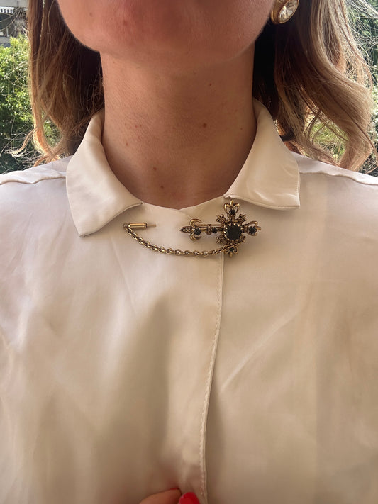 Spilla fiore con catenella