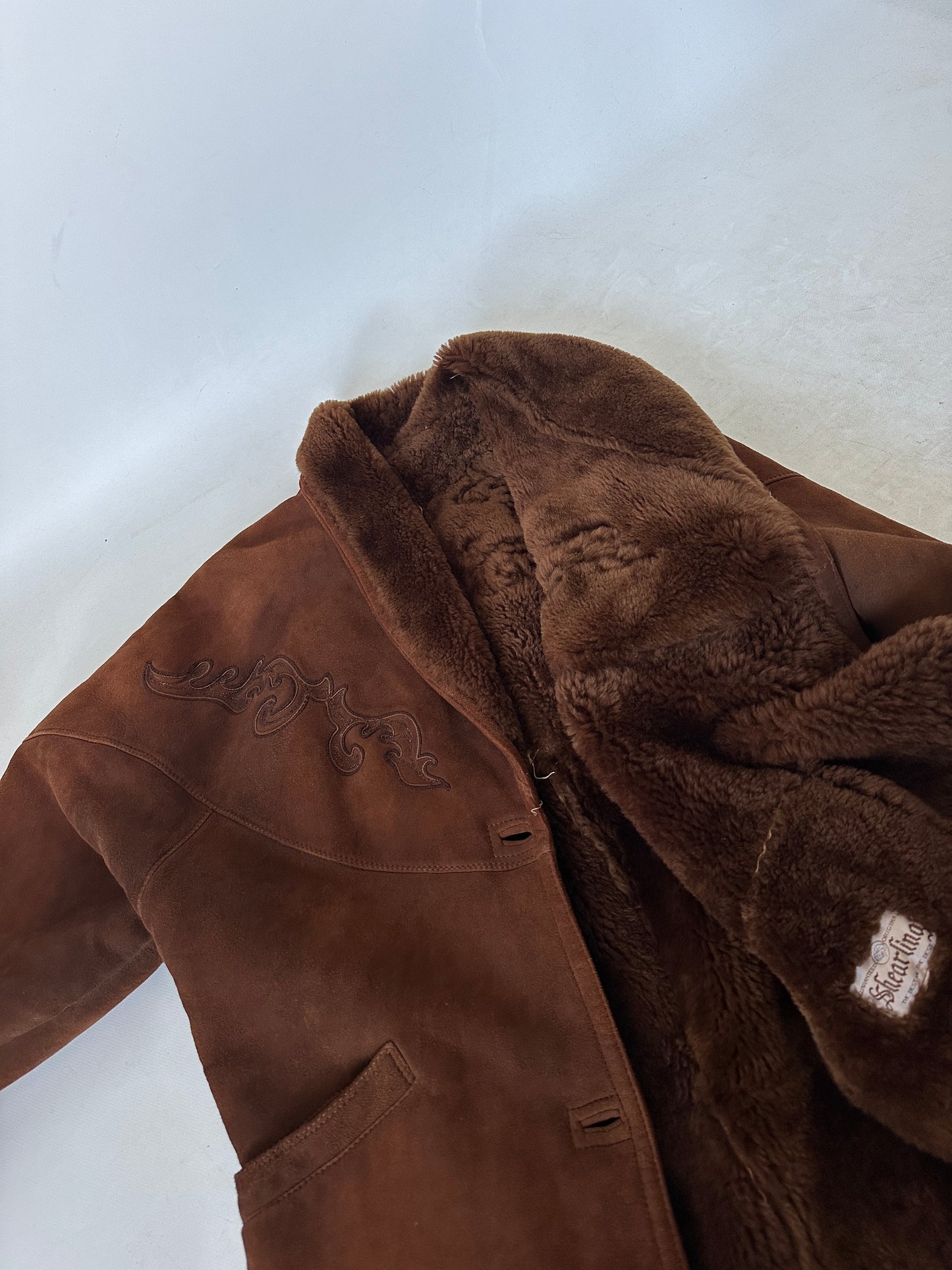 Shearling cioccolato con ricami