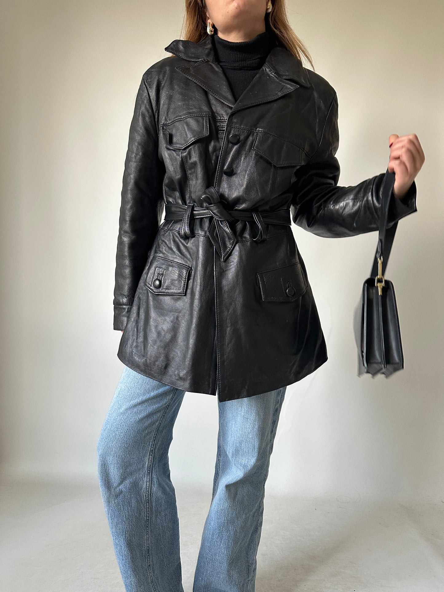 Giaccone in pelle nero con cintura
