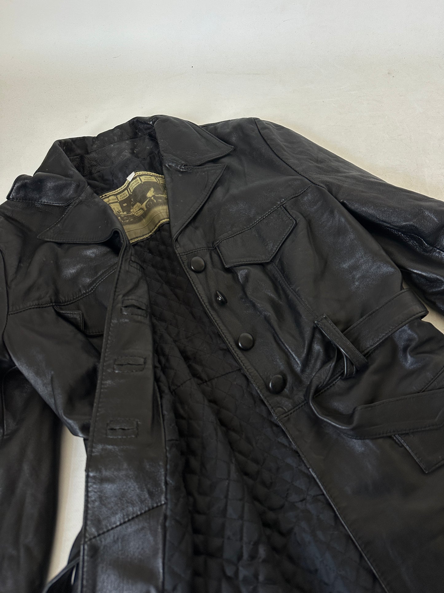 Giaccone in pelle nero con cintura