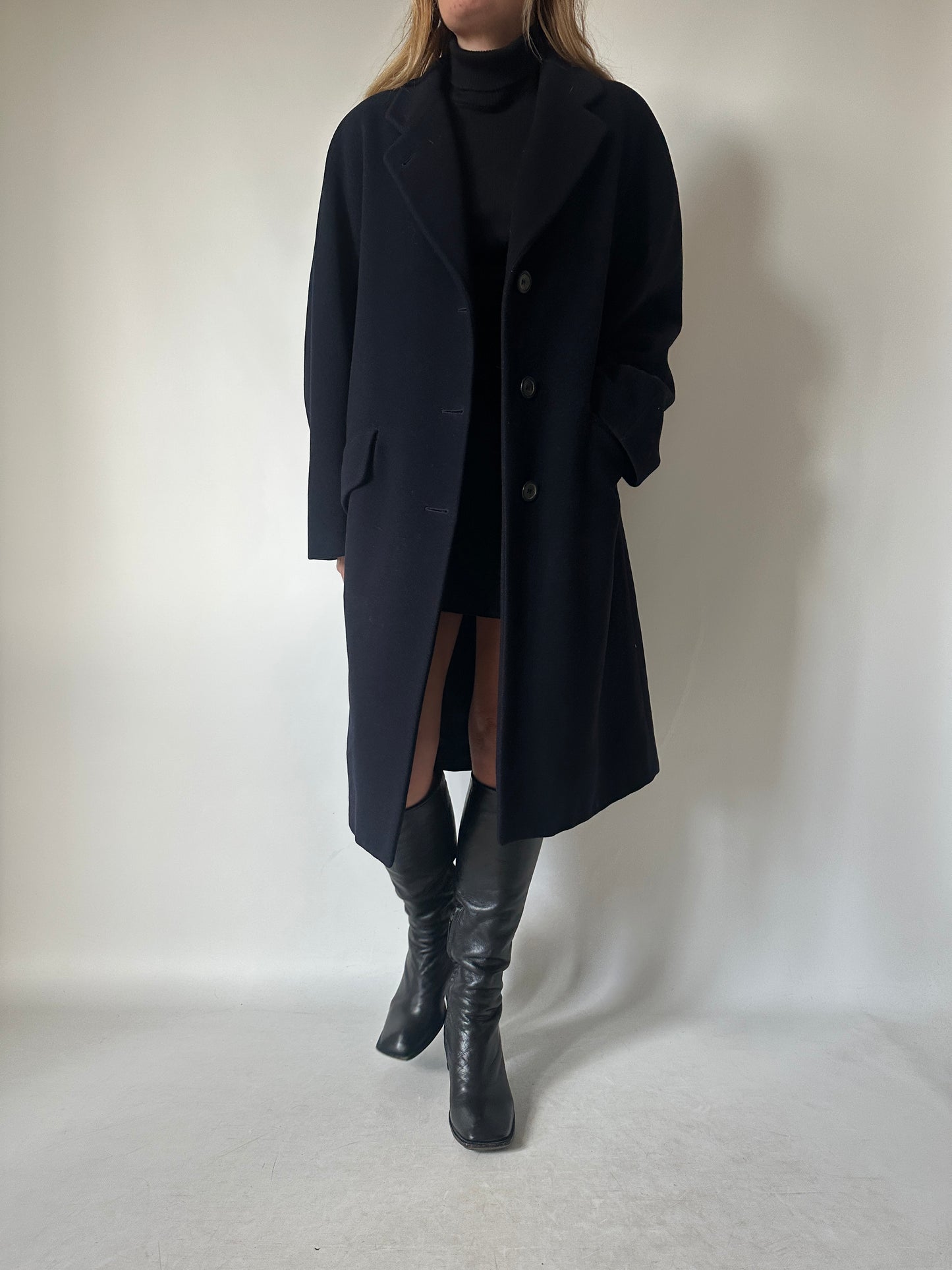 Minimal navy coat