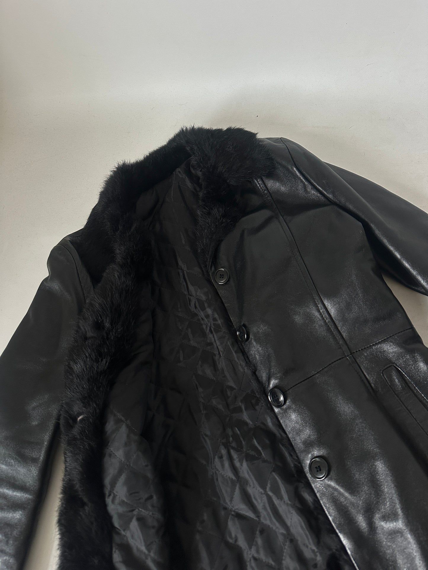 Trench lungo in pelle trapuntato