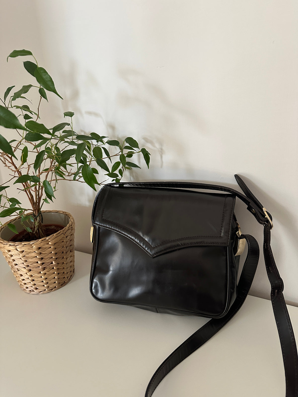 Minimal chocolate leather bag