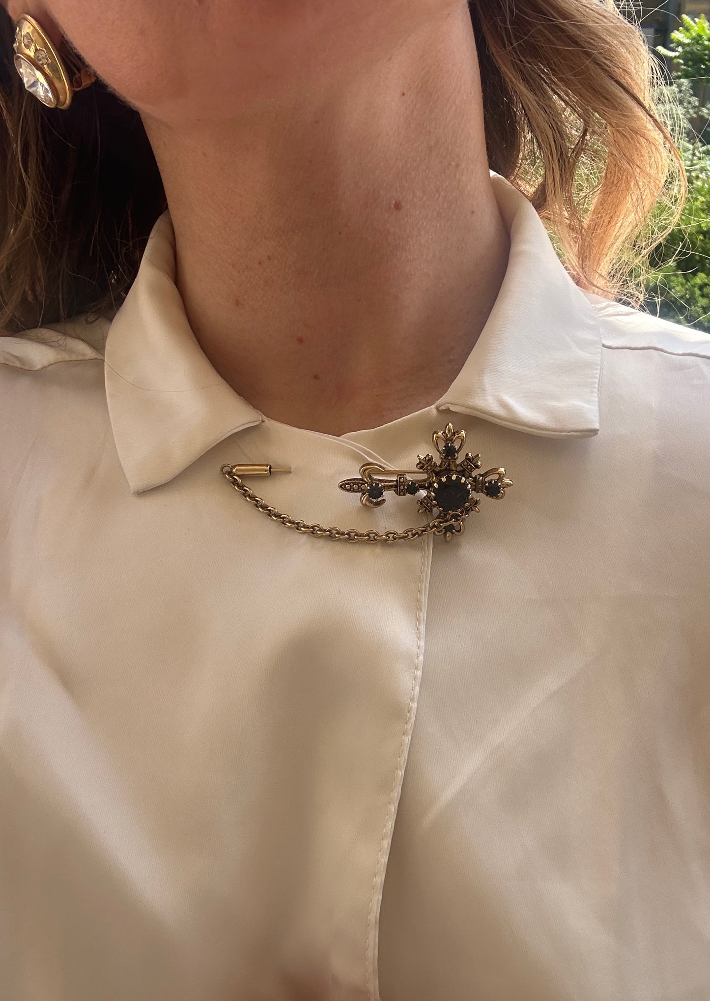 Spilla fiore con catenella