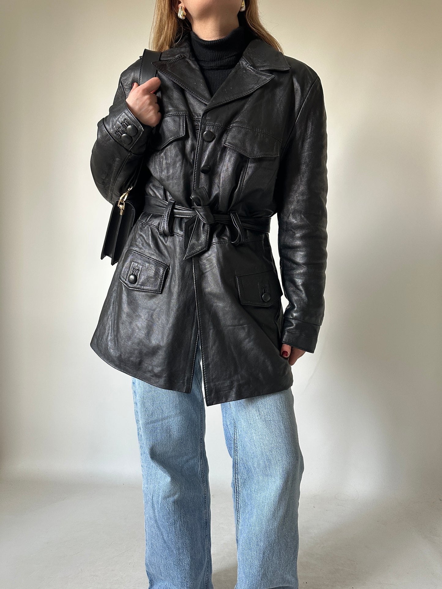 Giaccone in pelle nero con cintura