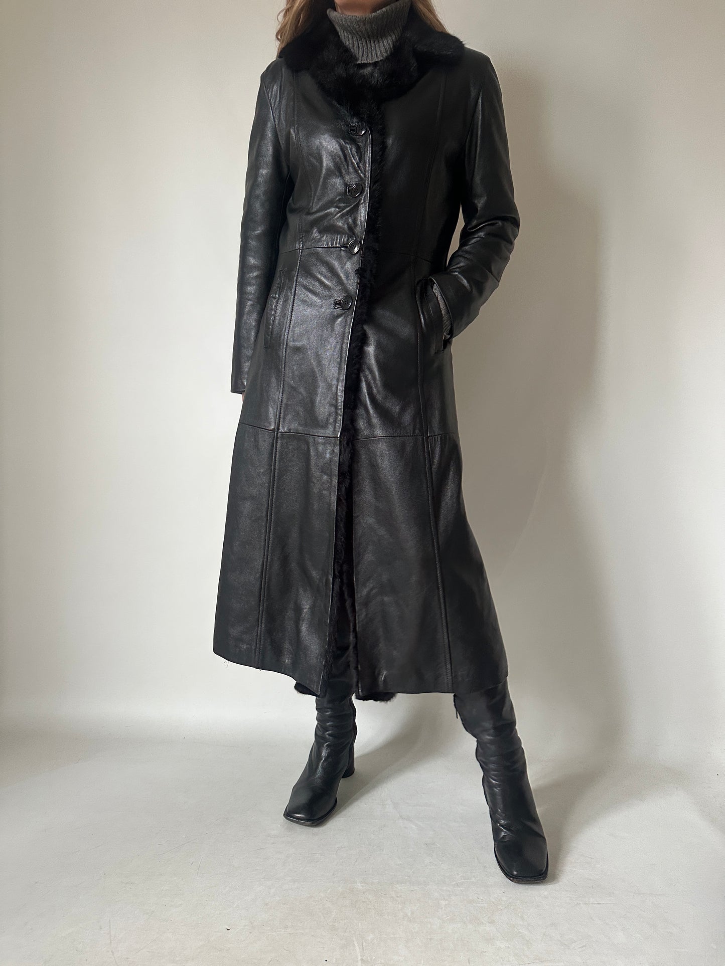 Trench lungo in pelle trapuntato