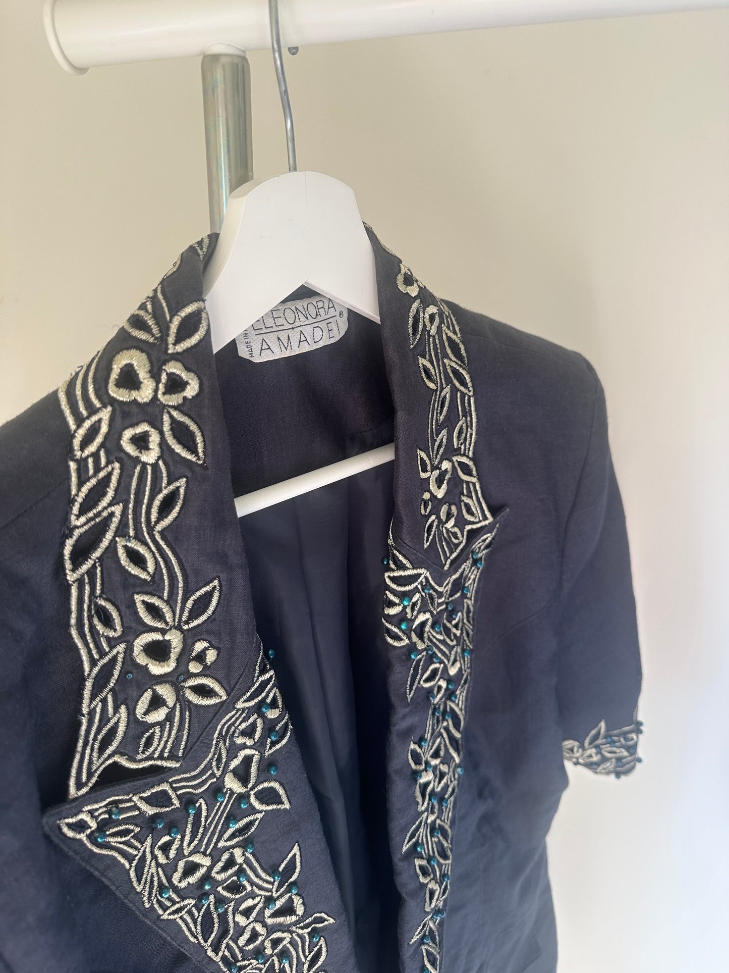 Precious elegant blazer with beads