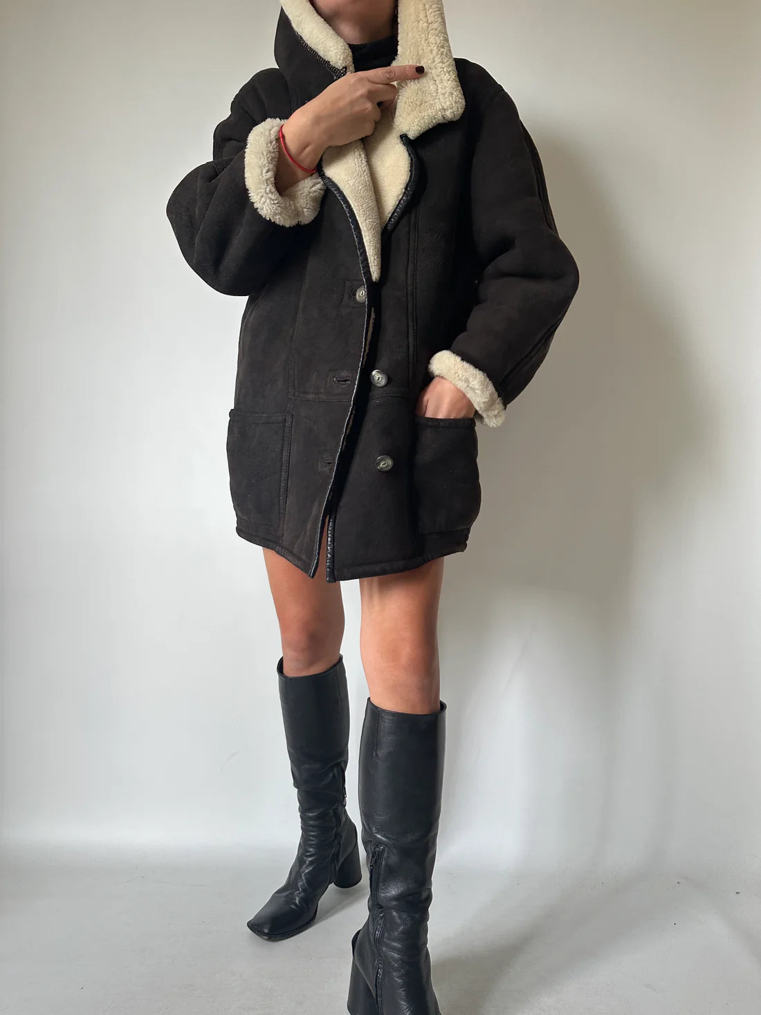 Shearling nero con cappuccio