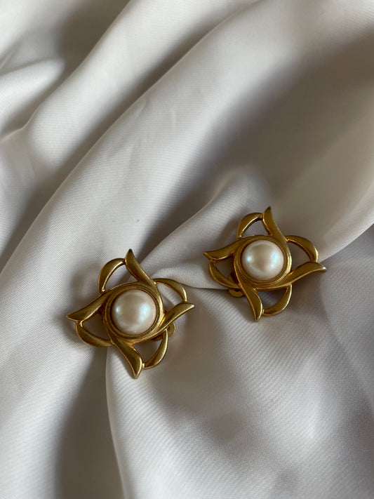 Orecchini fiore con perla