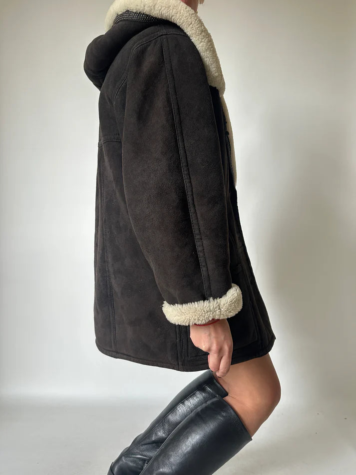 Shearling nero con cappuccio