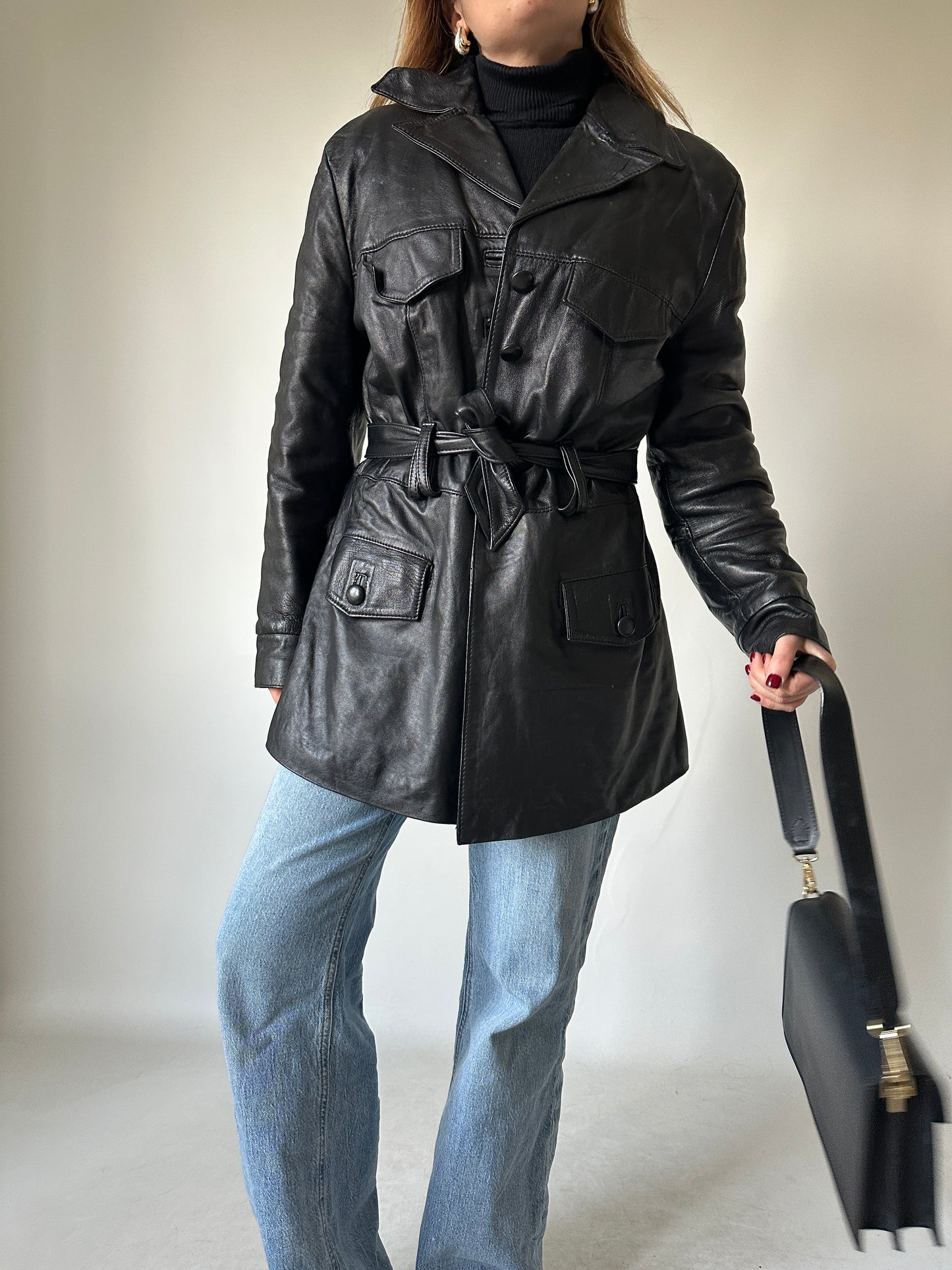 Giaccone in pelle nero con cintura