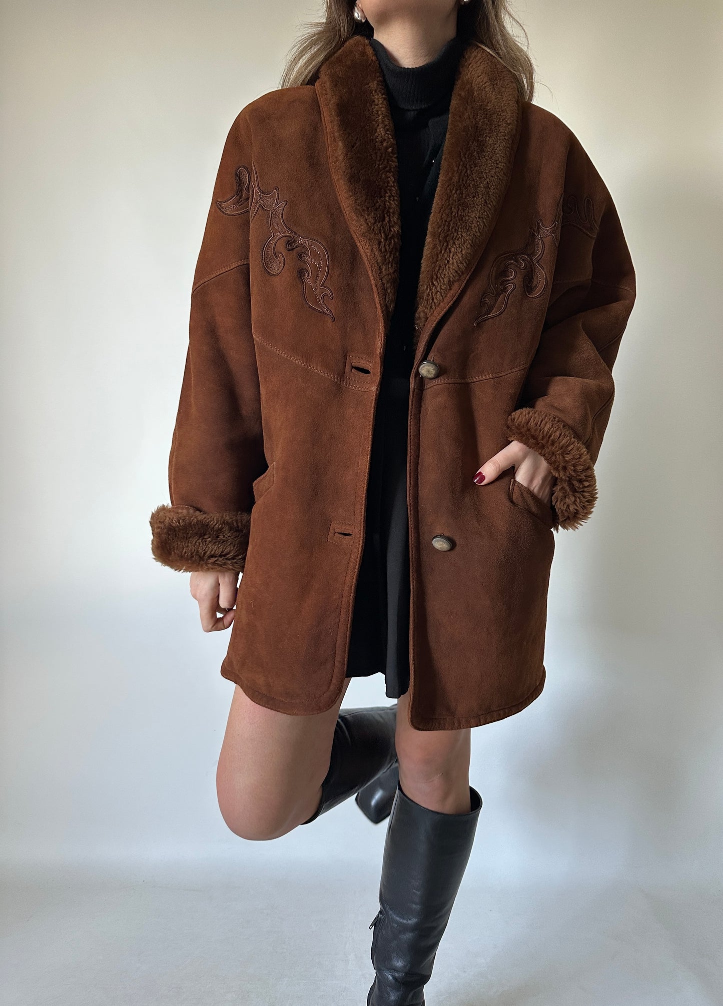 Shearling cioccolato con ricami