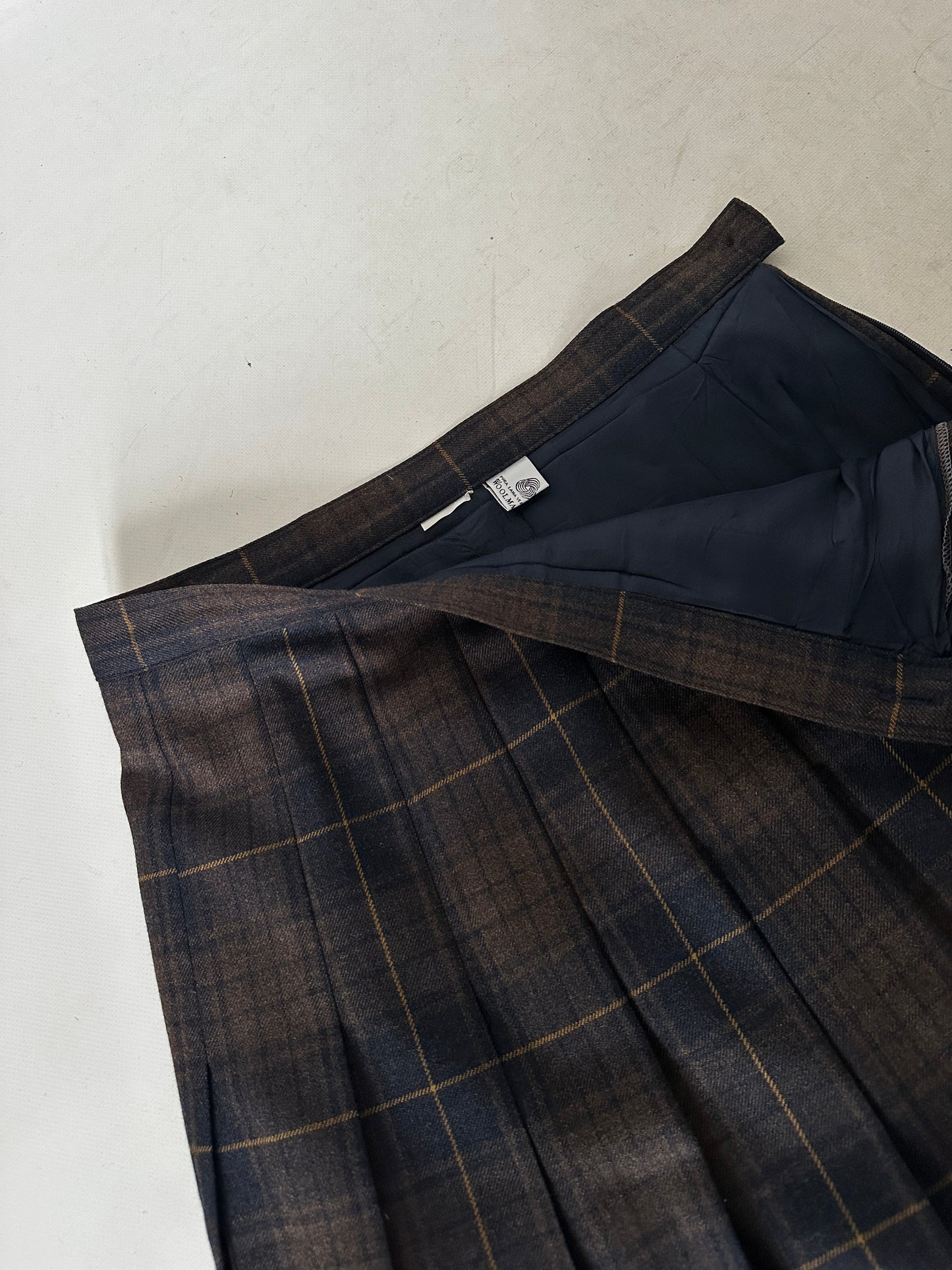 Tailored navy pleated skirt