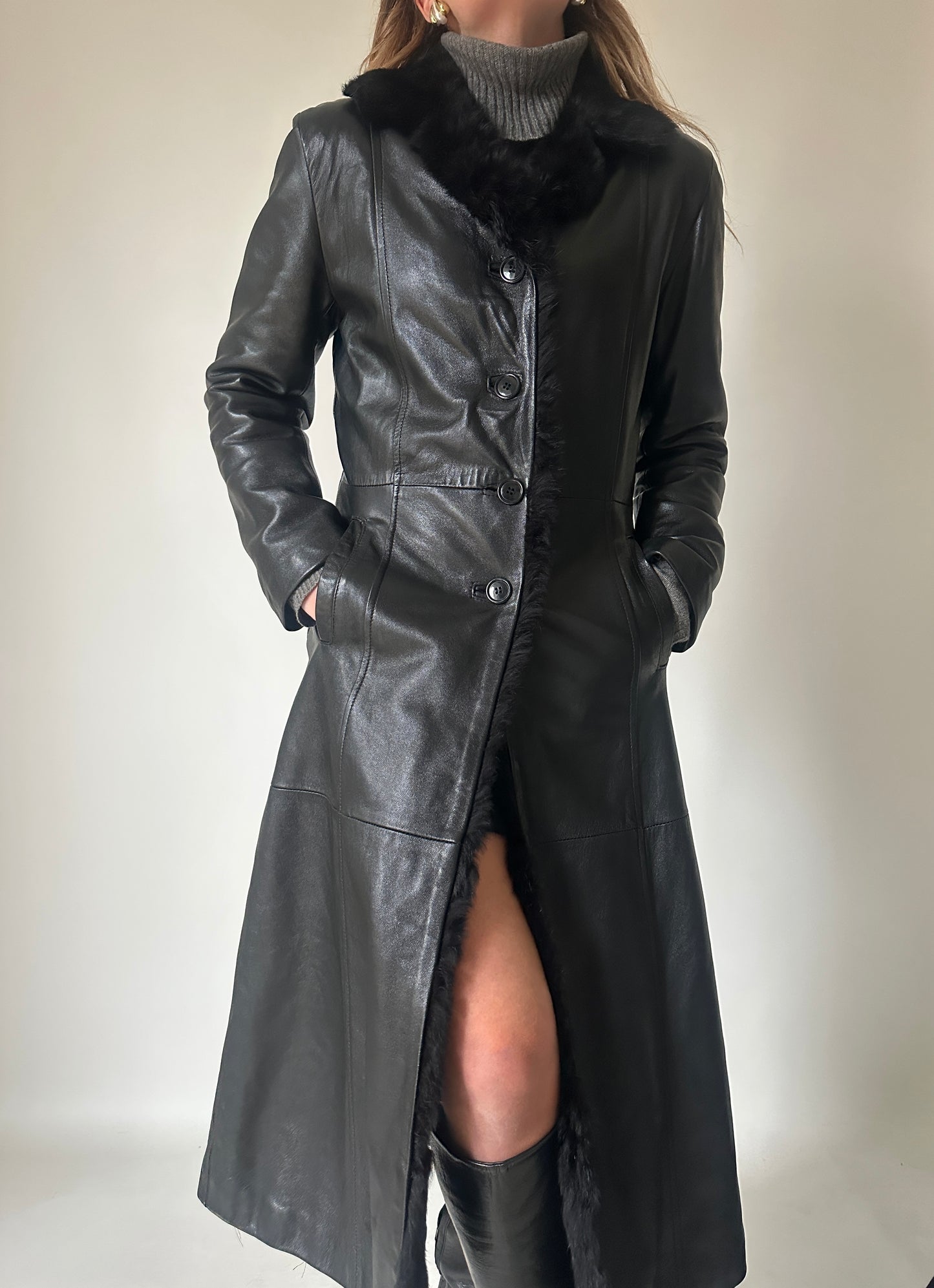 Trench lungo in pelle trapuntato