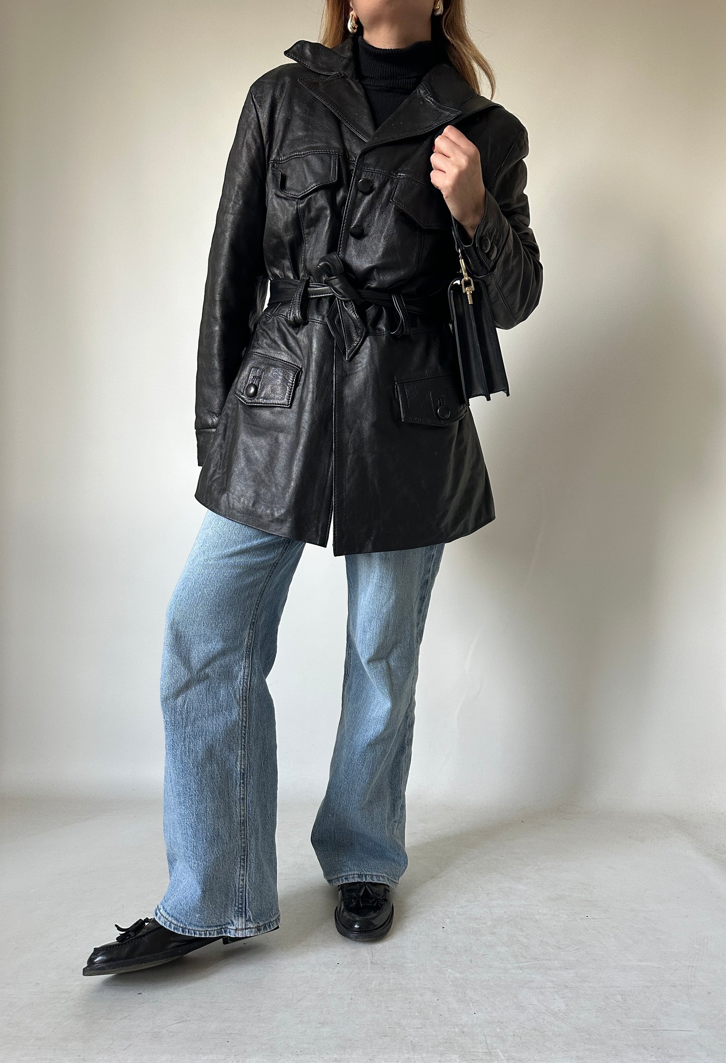 Giaccone in pelle nero con cintura