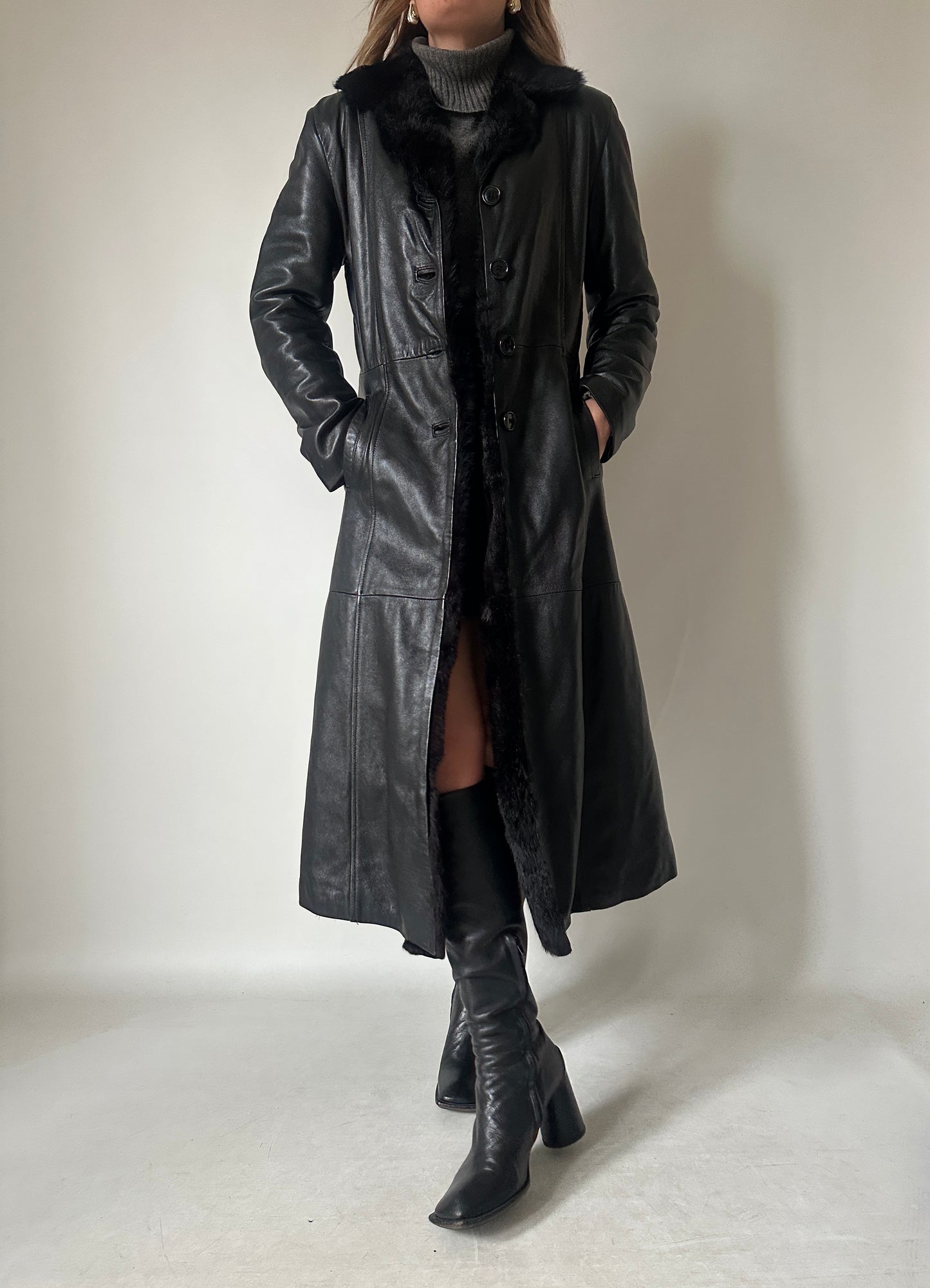 Trench lungo in pelle trapuntato