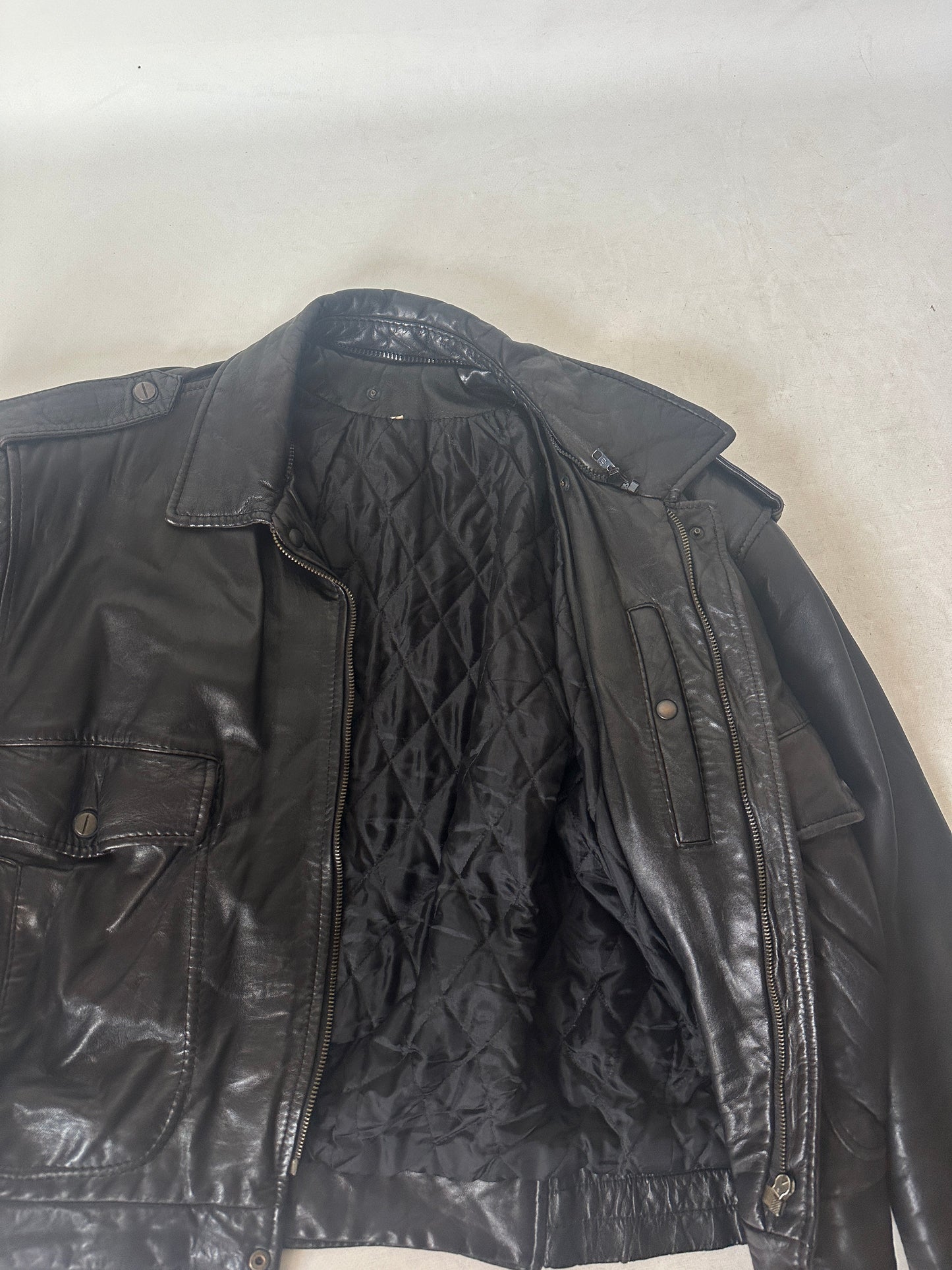 Bomber in pelle nero imbottito