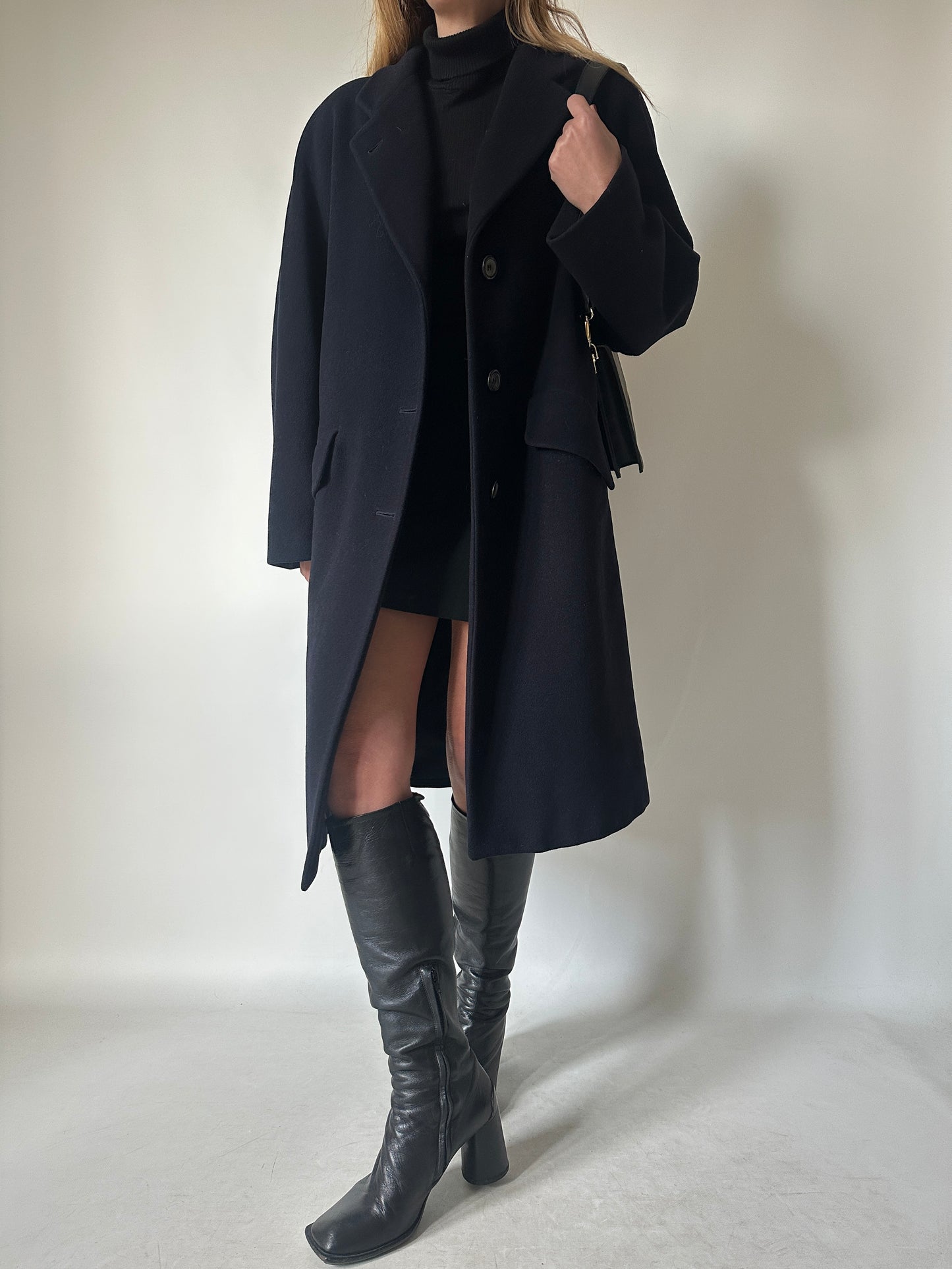 Minimal navy coat
