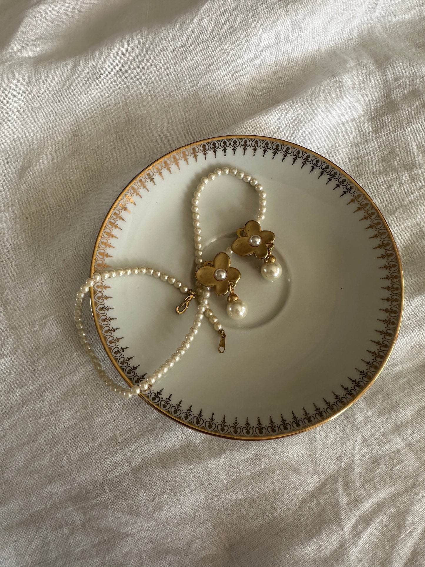 Orecchini fiore con pendente perla