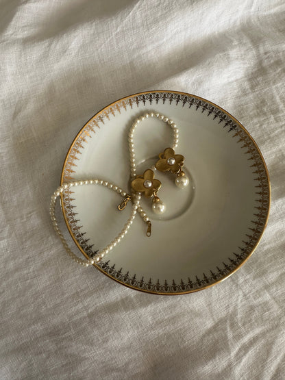 Orecchini fiore con pendente perla